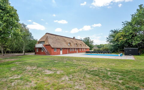 Alitta - 27Km from the Sea: Dach, Haus, Grundstueck, Zuhause, Hütte, Estate, Gartenbauten, Schatten, Blockhaus, Landscaping