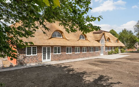 Alitta - 27Km from the Sea: Dach, Haus, Grundstueck, Zuhause, Hütte, Estate, Gartenbauten, Schatten, Blockhaus, Landscaping