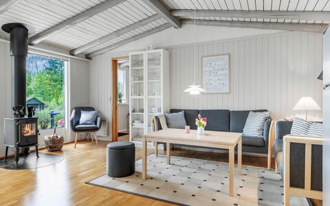 Saima - 25Km from the Sea: Möbel, Interior Design, Flooring, Holz, Fussboden, Couch, Wohnzimmer, Tabelle, Decke, Zimmer