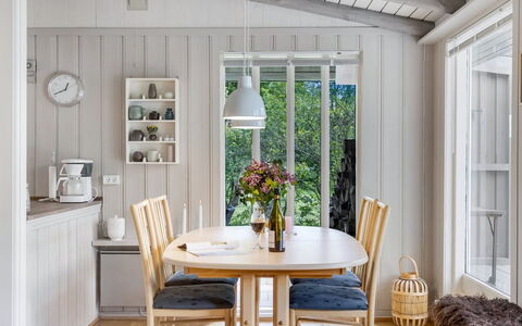 Saima - 25Km from the Sea: Möbel, Interior Design, Holz, Flooring, Esszimmer, Tabelle, Decke, Stuhl, Fussboden, Küche & Esszimmer Tisch