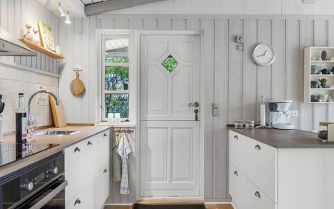 Saima - 25Km from the Sea: Holz, Flooring, Interior Design, Cabinetry, Küche, Möbel, Zuhause, Fussboden, Countertop, Schublade