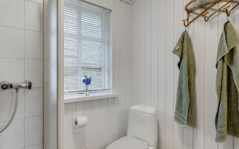 Saima - 25Km from the Sea: Badezimmer, Toilleten Sitz, Armatur, Toilette, Interior Design, Flooring, Fussboden, Installation, Zapfhahn, Decke