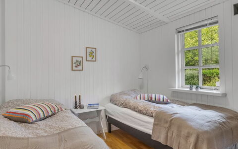 Saima - 25Km from the Sea: Schlafzimmer, Bett, Holz, Interior Design, Decke, Bedding, Bettdecke, Fussboden, Flooring, Bettrahmen