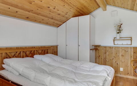 Saima - 25Km from the Sea: Möbel, Holz, Interior Design, Decke, Bett, Schlafzimmer, Flooring, Fussboden, Zimmer, Linens
