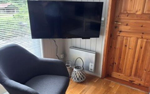 Saima - 25Km from the Sea: Möbel, Interior Design, Flooring, Holz, Fussboden, Wohnzimmer, Elektronisches Gerät, Beleuchtung, Fernsehen, Zuhause