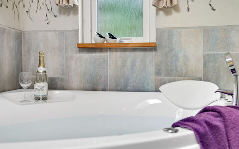 Aletta - 25Km from the Sea: Armatur, Interior Design, Flooring, Badezimmer, Zapfhahn, Installation, Fussboden, Fliese, Badewanne, Sinken