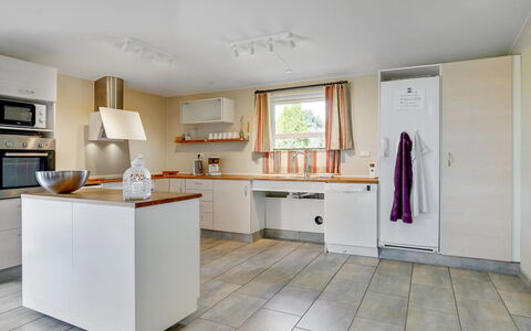 Aletta - 25Km from the Sea: Countertop, Küche, Flooring, Möbel, Interior Design, Cabinetry, Holz, Küchengerät, Fussboden, Decke