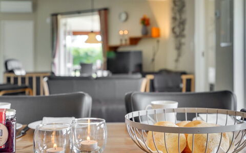 Aletta - 25Km from the Sea: Möbel, Interior Design, Tabelle, Beleuchtung, Flooring, Geschirr, Zuhause, Zimmer, Wohnzimmer, Fussboden