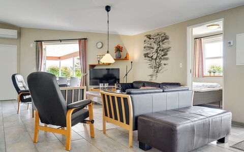 Aletta - 25Km from the Sea: Möbel, Interior Design, Flooring, Holz, Fussboden, Couch, Wohnzimmer, Zimmer, Decke, Stuhl