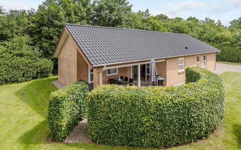 Najdenka - 25Km from the Sea: Dach, Haus, Zuhause, Hütte, Tür, Abstellgleis, Estate, Rasen, Garten, Veranda