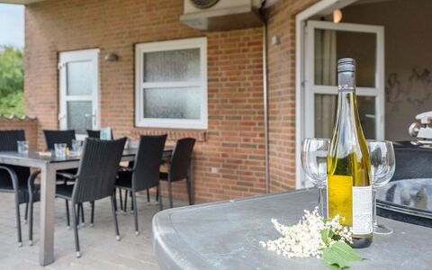 Najdenka - 25Km from the Sea: Dach, Haus, Zuhause, Hütte, Tür, Abstellgleis, Estate, Rasen, Garten, Veranda