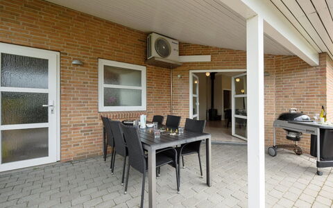 Najdenka - 25Km from the Sea: Dach, Haus, Zuhause, Hütte, Tür, Abstellgleis, Estate, Rasen, Garten, Veranda