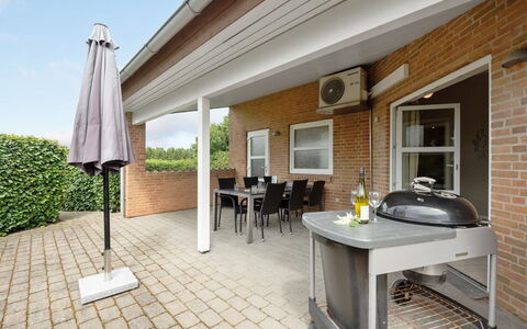 Najdenka - 25Km from the Sea: Dach, Haus, Zuhause, Hütte, Tür, Abstellgleis, Estate, Rasen, Garten, Veranda