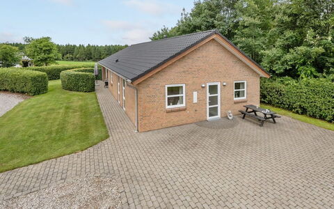 Najdenka - 25Km from the Sea: Dach, Haus, Zuhause, Hütte, Tür, Abstellgleis, Estate, Rasen, Garten, Veranda