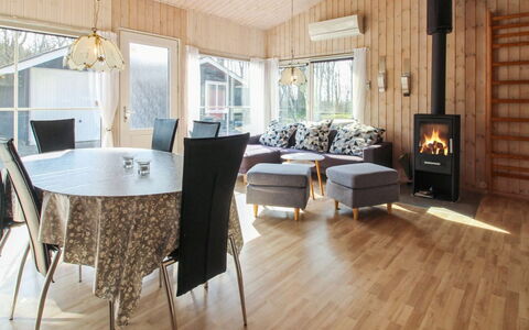 Edy - 25Km from the Sea: Möbel, Flooring, Interior Design, Holz, Holzboden, Fussboden, Decke, Wohnzimmer, Zuhause, Laminatboden