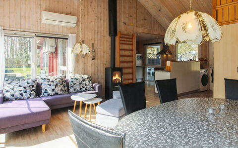 Edy - 25Km from the Sea: Holz, Interior Design, Decke, Light Fixture, Möbel, Wohnzimmer, Zuhause, Zimmer, Hütte, Leuchter
