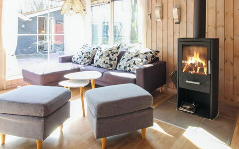 Edy - 25Km from the Sea: Möbel, Flooring, Holz, Fussboden, Interior Design, Feuerstelle, Wohnzimmer, Holzboden, Holzofen, Holzbeize