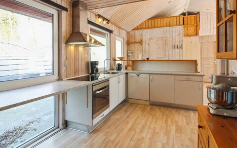 Edy - 25Km from the Sea: Holz, Küche, Decke, Countertop, Zuhause, Interior Design, Light Fixture, Zimmer, Küchengerät, Holzbeize