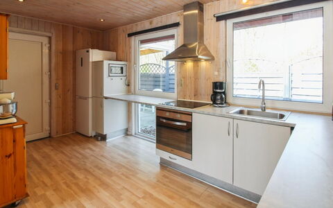 Edy - 25Km from the Sea: Holz, Küche, Decke, Flooring, Interior Design, Major Appliance, Fussboden, Countertop, Küchengerät, Zimmer