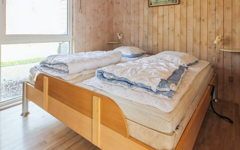 Edy - 25Km from the Sea: Bett, Schlafzimmer, Möbel, Bettdecke, Bedding, Fussboden, Flooring, Interior Design, Holz, Zimmer