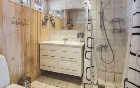 Edy - 25Km from the Sea: Flooring, Armatur, Badezimmer, Interior Design, Fussboden, Holz, Sinken, Bad Sink, Zapfhahn, Installation