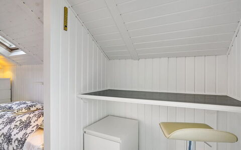 Jaakoppi - 25Km from the Sea: Holz, Interior Design, Decke, Flooring, Fussboden, Beleuchtung, Schlafzimmer, Zimmer, Dachboden, Bett