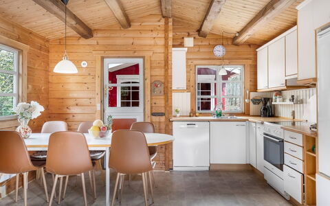 Rasmus - 29Km from the Sea: Holz, Küche, Interior Design, Möbel, Decke, Zuhause, Countertop, Flooring, Küche & Esszimmer Tisch, Zimmer