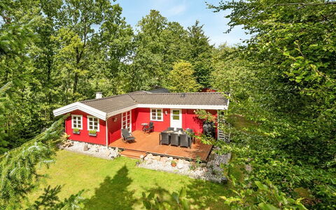 Rasmus - 29Km from the Sea: Wohngebiet, Dach, Vorort, Auffahrt, Estate, Kamin