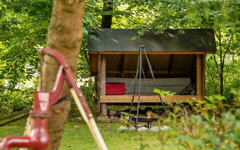 Rasmus - 29Km from the Sea: Wohngebiet, Dach, Vorort, Auffahrt, Estate, Kamin