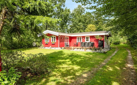 Rasmus - 29Km from the Sea: Wohngebiet, Dach, Vorort, Auffahrt, Estate, Kamin