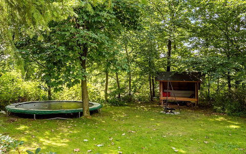 Rasmus - 29Km from the Sea: Wohngebiet, Dach, Vorort, Auffahrt, Estate, Kamin