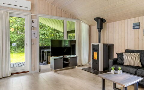 Jutta - 28Km from the Sea: Holz, Flooring, Interior Design, Decke, Fussboden, Zimmer, Holzboden, Hartholz, Haushaltsgerät, Wohnzimmer