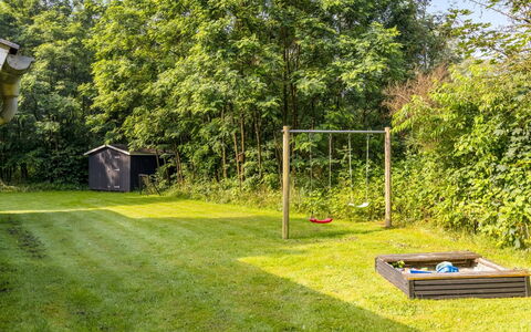 Jutta - 28Km from the Sea: Gras, Garten, Strauch, Grundstueck, Rasen, Ground, Hinterhof, Schatten, Landscaping