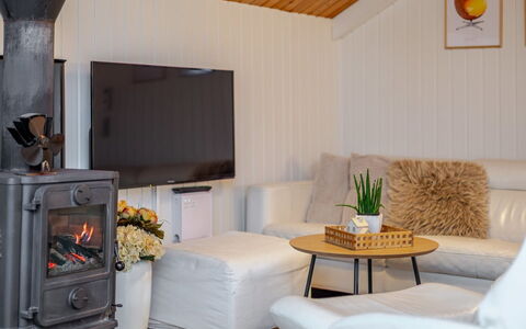 Swenki - 29Km from the Sea: Möbel, Holz, Interior Design, Wohnzimmer, Flooring, Beleuchtung, Couch, Zimmer, Fussboden, Zuhause