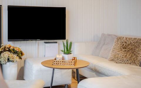 Swenki - 29Km from the Sea: Möbel, Interior Design, Couch, Flooring, Wohnzimmer, Holz, Fussboden, Zimmer, Beleuchtung, Zuhause