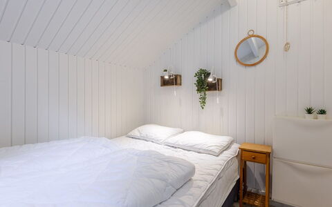 Swenki - 29Km from the Sea: Schlafzimmer, Wand, Holz, Bett, Fussboden, Bettdecke, Interior Design, Bedding, Flooring, Decke
