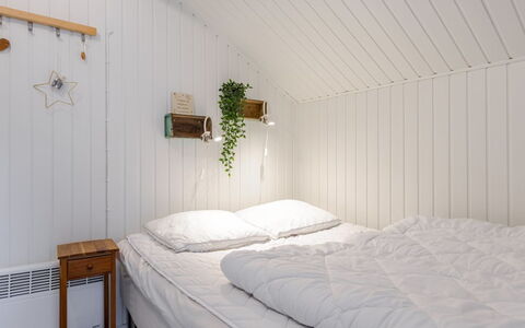 Swenki - 29Km from the Sea: Schlafzimmer, Bett, Holz, Bedding, Bettdecke, Interior Design, Fussboden, Decke, Flooring, Linens