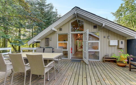 Swenki - 29Km from the Sea: Möbel, Interior Design, Stuhl, Flooring, Tabelle, Resort, Fussboden, Decke, Zimmer, Eco Hotel