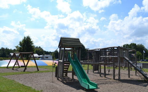 Swenki - 29Km from the Sea: Blau, Spielplatz Rutsche, Spielmittel, Öffentlicher Raum, Wolke, Rutsche, Spielplatz, Park, Schatten, Kumulus