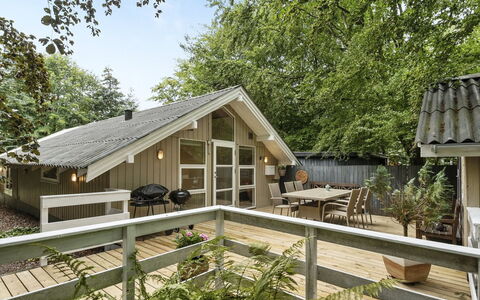 Swenki - 29Km from the Sea: Möbel, Interior Design, Stuhl, Flooring, Tabelle, Resort, Fussboden, Decke, Zimmer, Eco Hotel