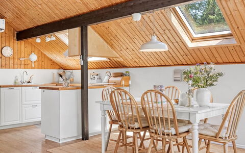 Hilla - 31Km from the Sea: Möbel, Interior Design, Holz, Flooring, Decke, Light Fixture, Küche, Beleuchtung, Fussboden, Holzboden