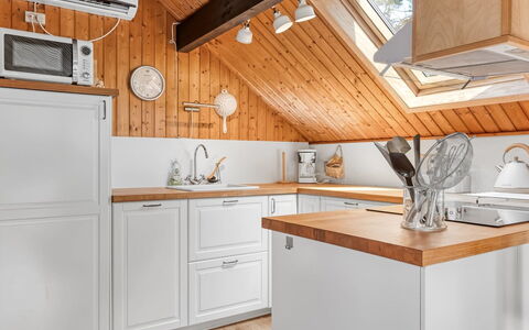 Hilla - 31Km from the Sea: Küche, Holz, Interior Design, Flooring, Cabinetry, Countertop, Major Appliance, Möbel, Küchengerät, Decke