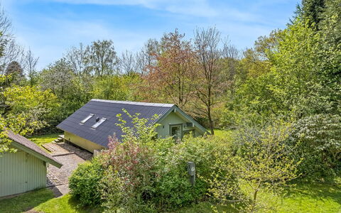 Hilla - 31Km from the Sea: Strauch, Hütte, Ländliches Gebiet, Ground, Garten, Bauernhaus, Rasen, Wiese, Estate, Landscaping