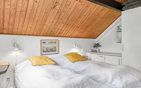 Hilla - 31Km from the Sea: Schlafzimmer, Interior Design, Bett, Möbel, Holz, Decke, Flooring, Fussboden, Beleuchtung, Bettdecke