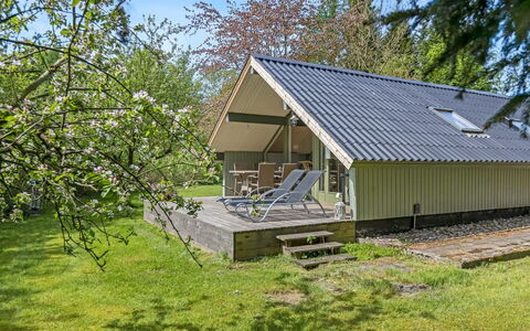 Hilla - 31Km from the Sea: Dach, Hütte, Zuhause, Gartenbauten, Schuppen, Abstellgleis, Garten, Bauernhaus, Schatten, Rasen