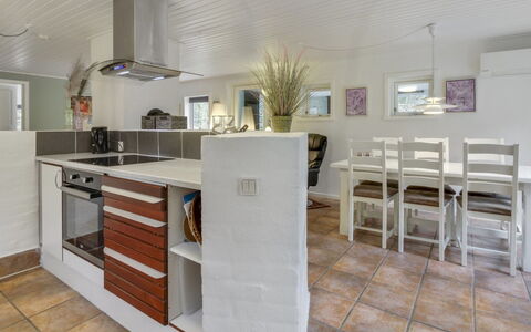 Josina - 32Km from the Sea: Flooring, Interior Design, Fussboden, Möbel, Holz, Decke, Major Appliance, Küche, Countertop, Zimmer