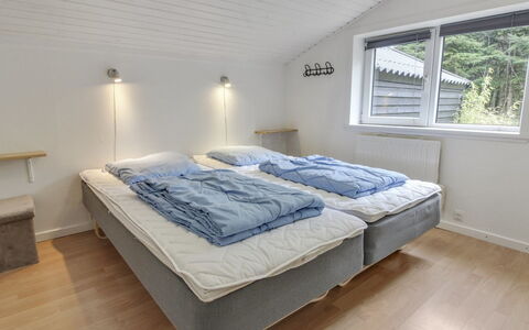Josina - 32Km from the Sea: Schlafzimmer, Bett, Bedding, Bettdecke, Linens, Fussboden, Bettrahmen, Decke, Kissen, Matratze