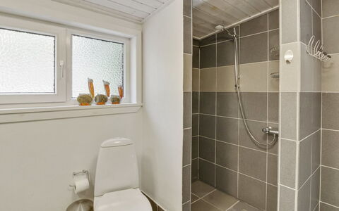 Josina - 32Km from the Sea: Flooring, Wand, Armatur, Fussboden, Badezimmer, Interior Design, Toilette, Decke, Toilleten Sitz, Installation