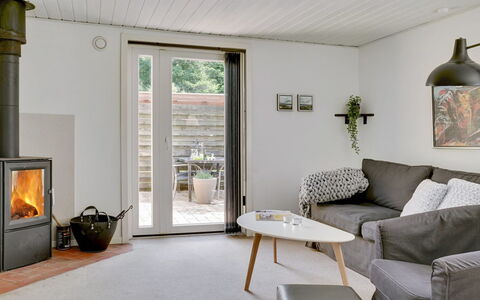 Øthi: Flooring, Möbel, Fussboden, Holz, Interior Design, Wohnzimmer, Holzboden, Zuhause, Beleuchtung, Couch