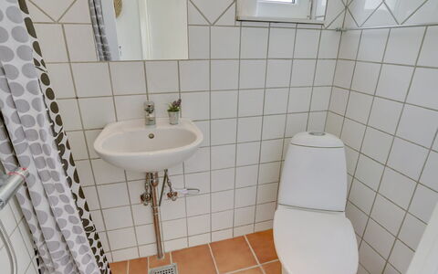 Øthi: Badezimmer, Armatur, Toilleten Sitz, Flooring, Fussboden, Toilette, Interior Design, Bad Sink, Installation, Sinken